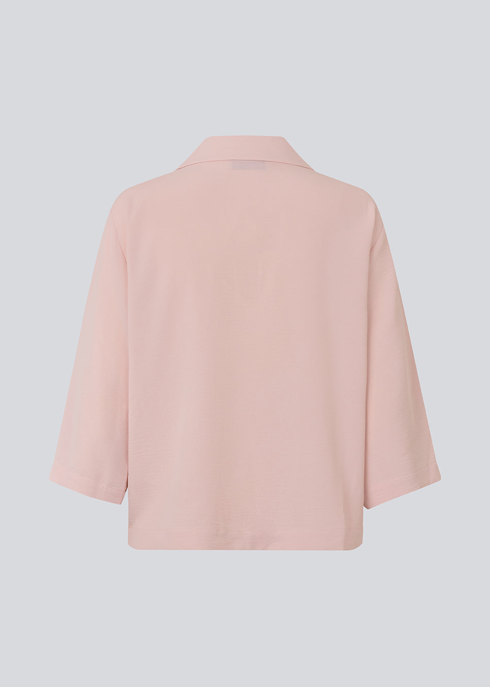 Lyserød skjorte i afslappet pasform med 3/4 lange ærmer. AaliyahMD shirt har resortkrave, lav skuldersøm og knaplukning fortil. Modellen er 177 cm og har en str. S/36 på.