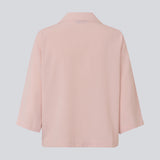 Lyserød skjorte i afslappet pasform med 3/4 lange ærmer. AaliyahMD shirt har resortkrave, lav skuldersøm og knaplukning fortil. Modellen er 177 cm og har en str. S/36 på.