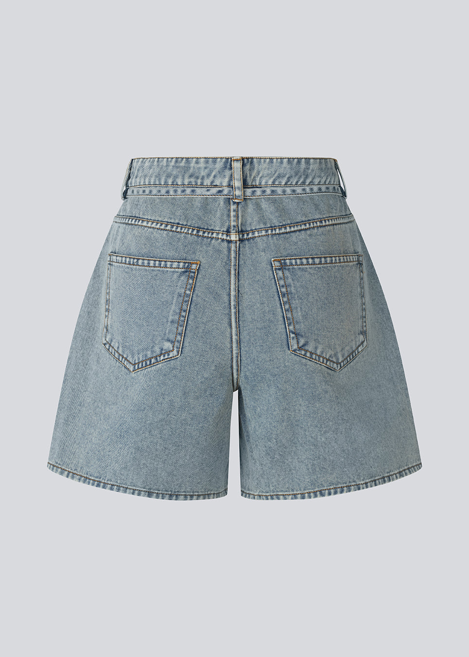 Stilrene shorts i bomuldsdenim. AggiMD Shorts er lange og har klassiske detaljer som lommer, bæltestropper, knap- og lynlåslukning i gylpen samt snørrebælte i taljen. Et moderne og afslappet valg til sommerens outfits.
 