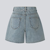 Stilrene shorts i bomuldsdenim. AggiMD Shorts er lange og har klassiske detaljer som lommer, bæltestropper, knap- og lynlåslukning i gylpen samt snørrebælte i taljen. Et moderne og afslappet valg til sommerens outfits.
 