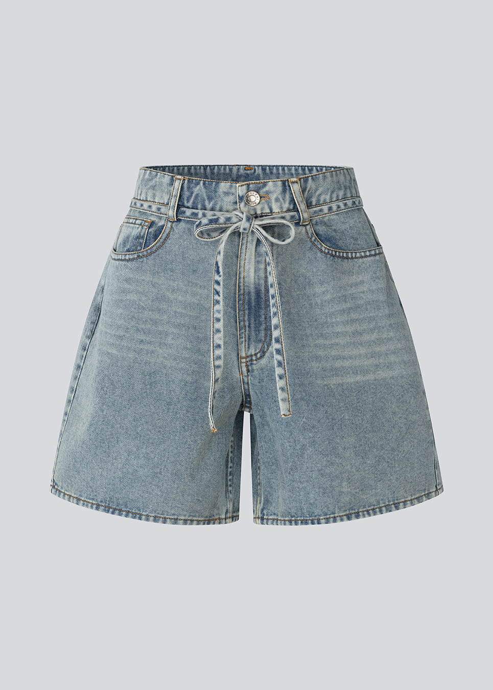 Stilrene shorts i bomuldsdenim. AggiMD Shorts er lange og har klassiske detaljer som lommer, bæltestropper, knap- og lynlåslukning i gylpen samt snørrebælte i taljen. Et moderne og afslappet valg til sommerens outfits.
