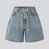 Stilrene shorts i bomuldsdenim. AggiMD Shorts er lange og har klassiske detaljer som lommer, bæltestropper, knap- og lynlåslukning i gylpen samt snørrebælte i taljen. Et moderne og afslappet valg til sommerens outfits.
