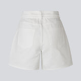 Stilrene shorts i hvid bomuldsdenim. AggiMD Solid Shorts er lange og har klassiske detaljer som lommer, bæltestropper, knap- og lynlåslukning i gylpen samt snørrebælte i taljen. Et moderne og afslappet valg til sommerens outfits.