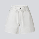 Stilrene shorts i hvid bomuldsdenim. AggiMD Solid Shorts er lange og har klassiske detaljer som lommer, bæltestropper, knap- og lynlåslukning i gylpen samt snørrebælte i taljen. Et moderne og afslappet valg til sommerens outfits.