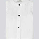 Ærmeløs denimtop med sølvknapper. AggiMD Solid Top har et løst snit med rund halsudskæring. En moderne og afslappet top, der kombinerer klassisk denim med stilfulde detaljer.