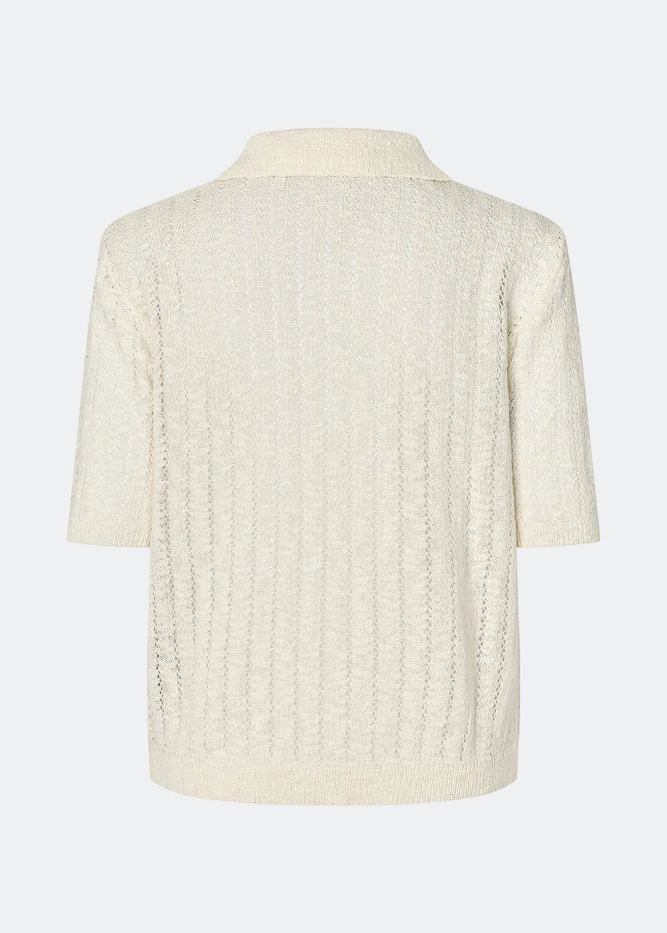 Kortærmet polo i gennemsigtigt strikmønster. AgnesMD SS Polo har klassiske detaljer som krave, knapper og ribkanter. En moderne og feminin polo, der kombinerer lethed med tidløst design.