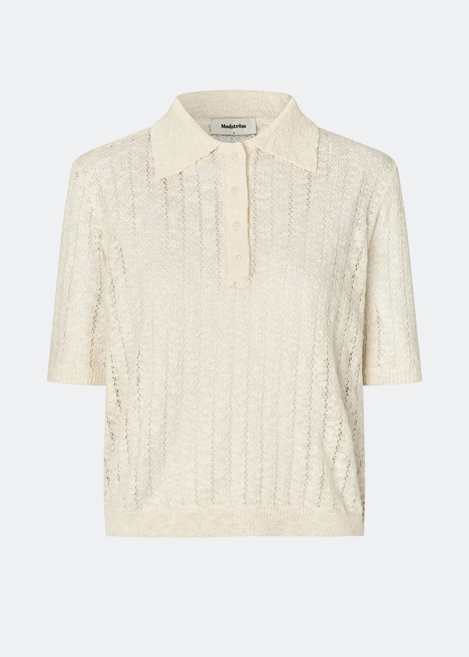 Kortærmet polo i gennemsigtigt strikmønster. AgnesMD SS Polo har klassiske detaljer som krave, knapper og ribkanter. En moderne og feminin polo, der kombinerer lethed med tidløst design.
