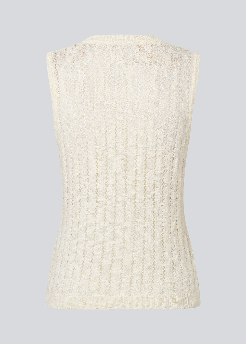 Ærmeløs top i gennemsigtigt strikmønster. AgnesMD Top har rund halsudskæring og er perfekt til lag-på-lag styling. En moderne og let top, der kombinerer elegance med alsidighed.