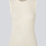 Ærmeløs top i gennemsigtigt strikmønster. AgnesMD Top har rund halsudskæring og er perfekt til lag-på-lag styling. En moderne og let top, der kombinerer elegance med alsidighed.