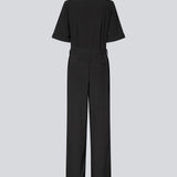 Skjorteinspireret buksedragt med bælte i taljen. AgneteMD Jumpsuit er designet med detaljer som krave, knappelukning, korte brede ærmer, straight ben og pressefolder. Et moderne valg, der kombinerer komfort med stil.
