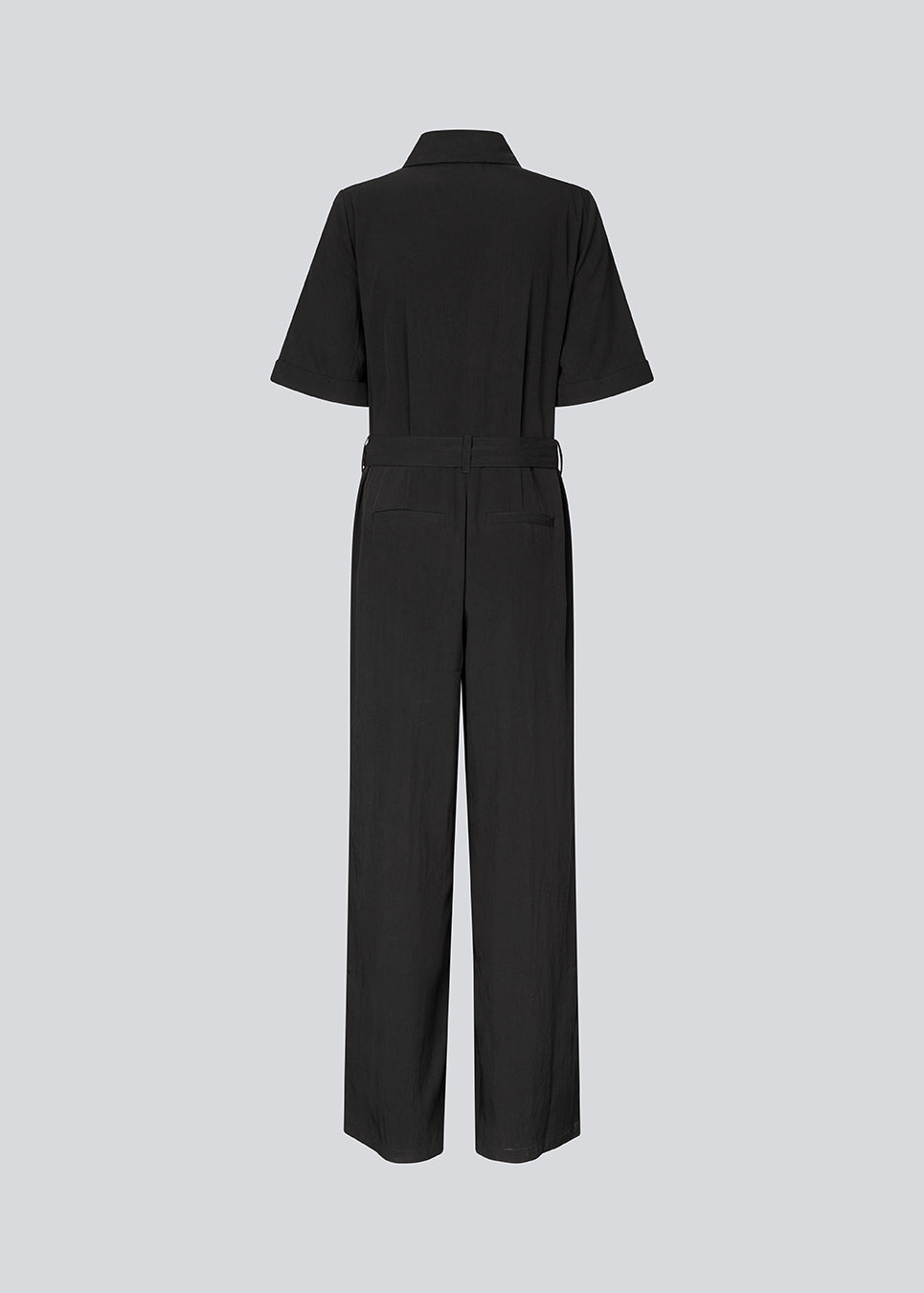 Skjorteinspireret buksedragt med bælte i taljen. AgneteMD Jumpsuit er designet med detaljer som krave, knappelukning, korte brede ærmer, straight ben og pressefolder. Et moderne valg, der kombinerer komfort med stil.