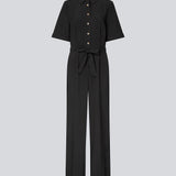 Skjorteinspireret buksedragt med bælte i taljen. AgneteMD Jumpsuit er designet med detaljer som krave, knappelukning, korte brede ærmer, straight ben og pressefolder. Et moderne valg, der kombinerer komfort med stil.