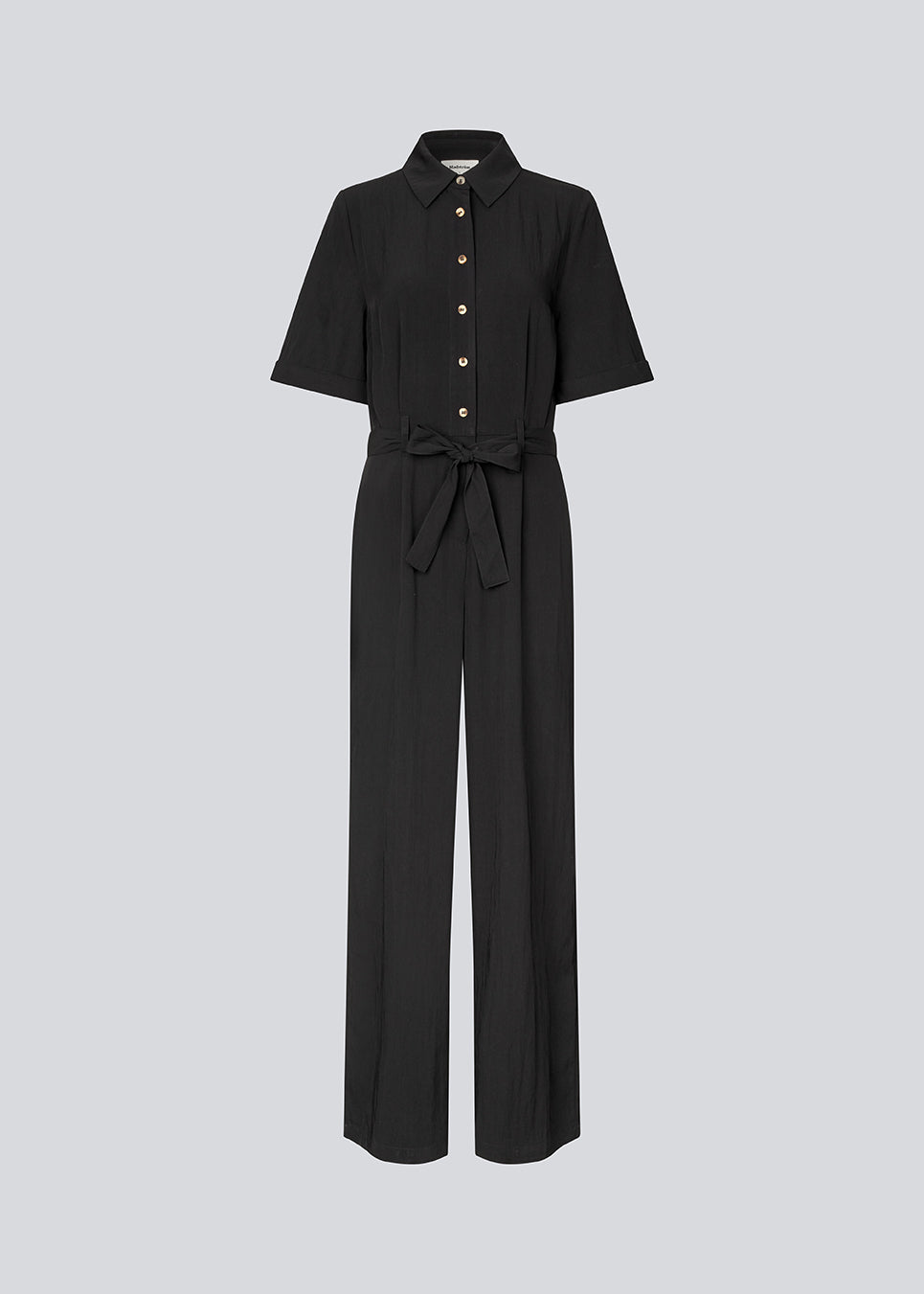 Skjorteinspireret buksedragt med bælte i taljen. AgneteMD Jumpsuit er designet med detaljer som krave, knappelukning, korte brede ærmer, straight ben og pressefolder. Et moderne valg, der kombinerer komfort med stil.