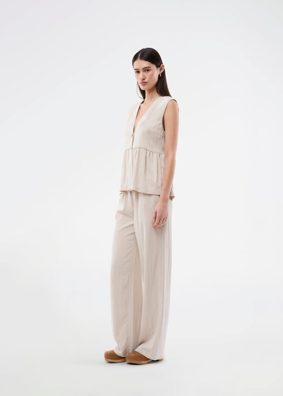 Lette komfortable bukser. AgneteMD Pants har sidelommer, løse ben og elastikbånd i taljen. Disse stilrene bukser kombinerer komfort med et moderne og afslappet look.