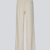 Lette komfortable bukser. AgneteMD Pants har sidelommer, løse ben og elastikbånd i taljen. Disse stilrene bukser kombinerer komfort med et moderne og afslappet look.