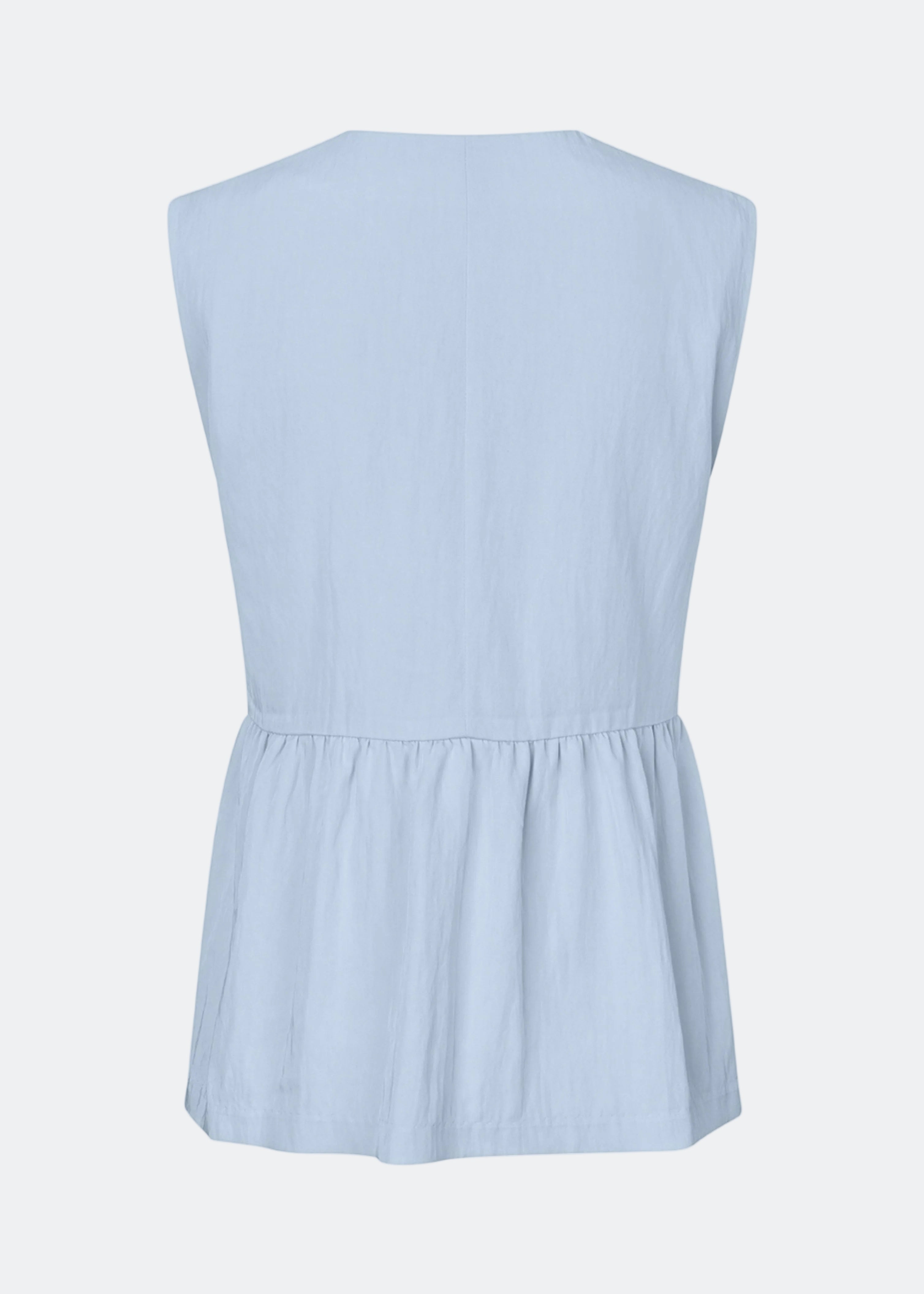 Feminin vest-top med rynket, løs bund. AgneteMD Vest er ærmeløs med V-udskæring og enkel knaplukning. Kan styles alene eller lag-på-lag for et moderne og alsidigt look.
