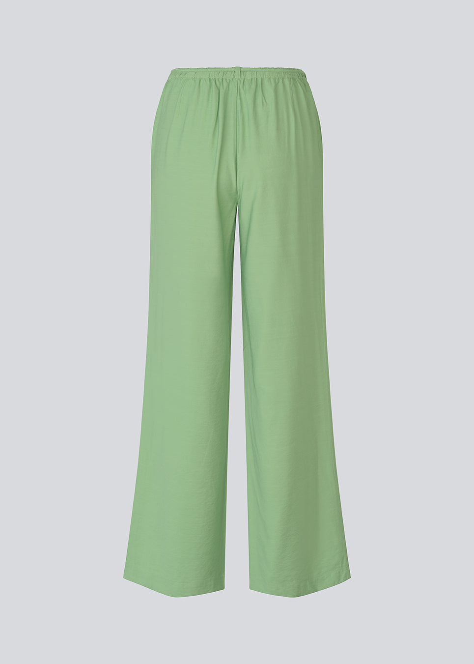 Lette komfortable bukser i let kvalitet. AidaMD Pants har brede ben, sidelommer og justerbar snøre i taljen. Et afslappet og moderne valg, der kombinerer komfort med stilfuldt design.