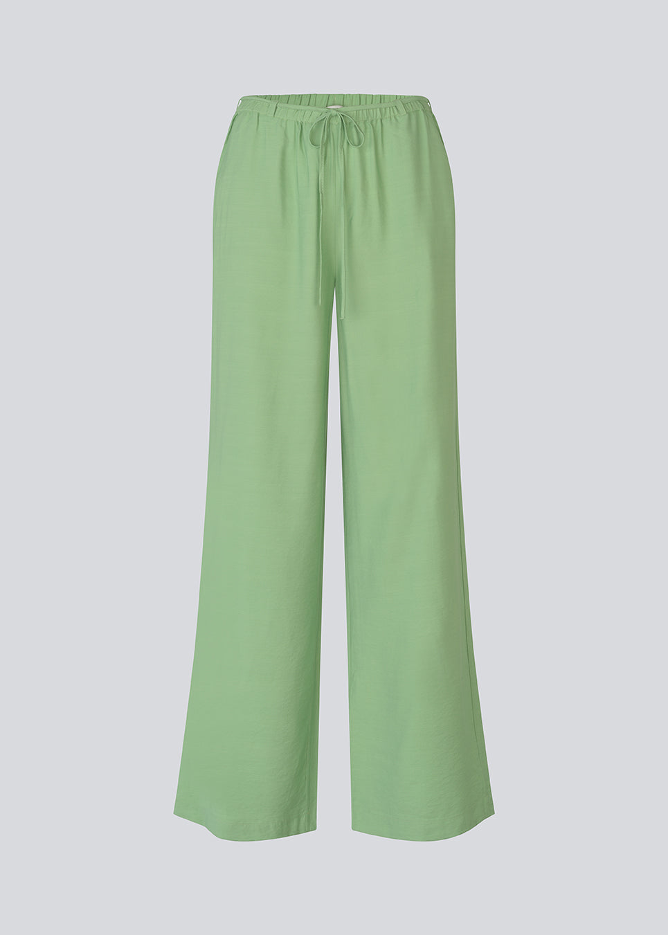 Lette komfortable bukser i let kvalitet. AidaMD Pants har brede ben, sidelommer og justerbar snøre i taljen. Et afslappet og moderne valg, der kombinerer komfort med stilfuldt design.