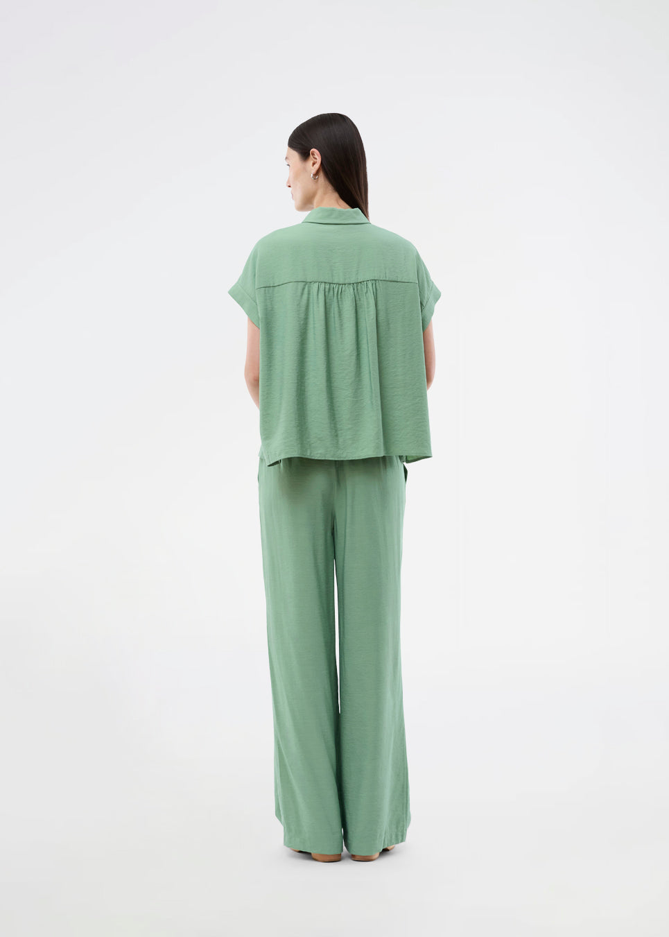 Lette komfortable bukser i let kvalitet. AidaMD Pants har brede ben, sidelommer og justerbar snøre i taljen. Et afslappet og moderne valg, der kombinerer komfort med stilfuldt design.