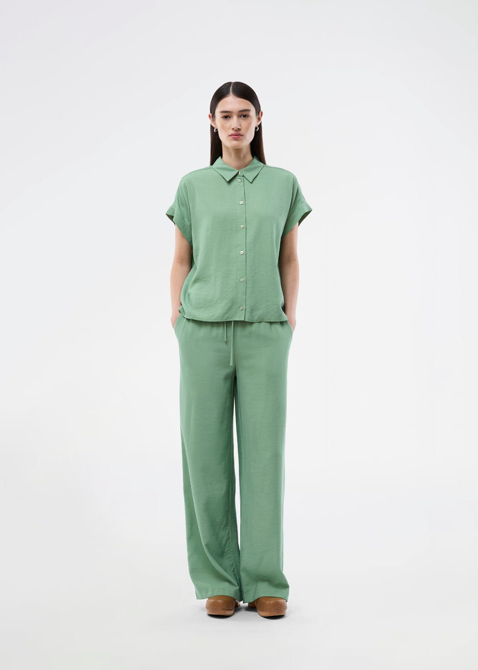 Lette komfortable bukser i let kvalitet. AidaMD Pants har brede ben, sidelommer og justerbar snøre i taljen. Et afslappet og moderne valg, der kombinerer komfort med stilfuldt design.