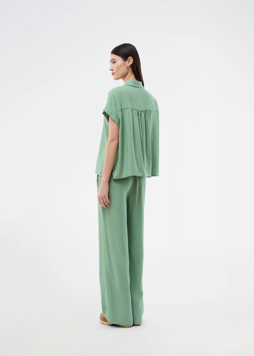 Kortærmet skjorte i let kvalitet. AidaMD Shirt har klassiske detaljer som krave og knappelukning. En tidløs og elegant skjorte, perfekt til både hverdag og mere sofistikerede looks.