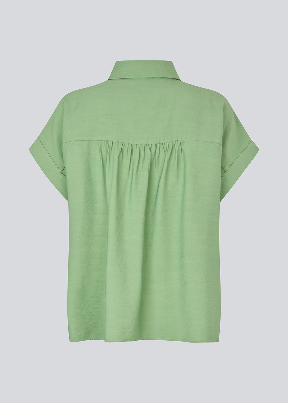 Kortærmet skjorte i let kvalitet. AidaMD Shirt har klassiske detaljer som krave og knappelukning. En tidløs og elegant skjorte, perfekt til både hverdag og mere sofistikerede looks.