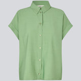 Kortærmet skjorte i let kvalitet. AidaMD Shirt har klassiske detaljer som krave og knappelukning. En tidløs og elegant skjorte, perfekt til både hverdag og mere sofistikerede looks.