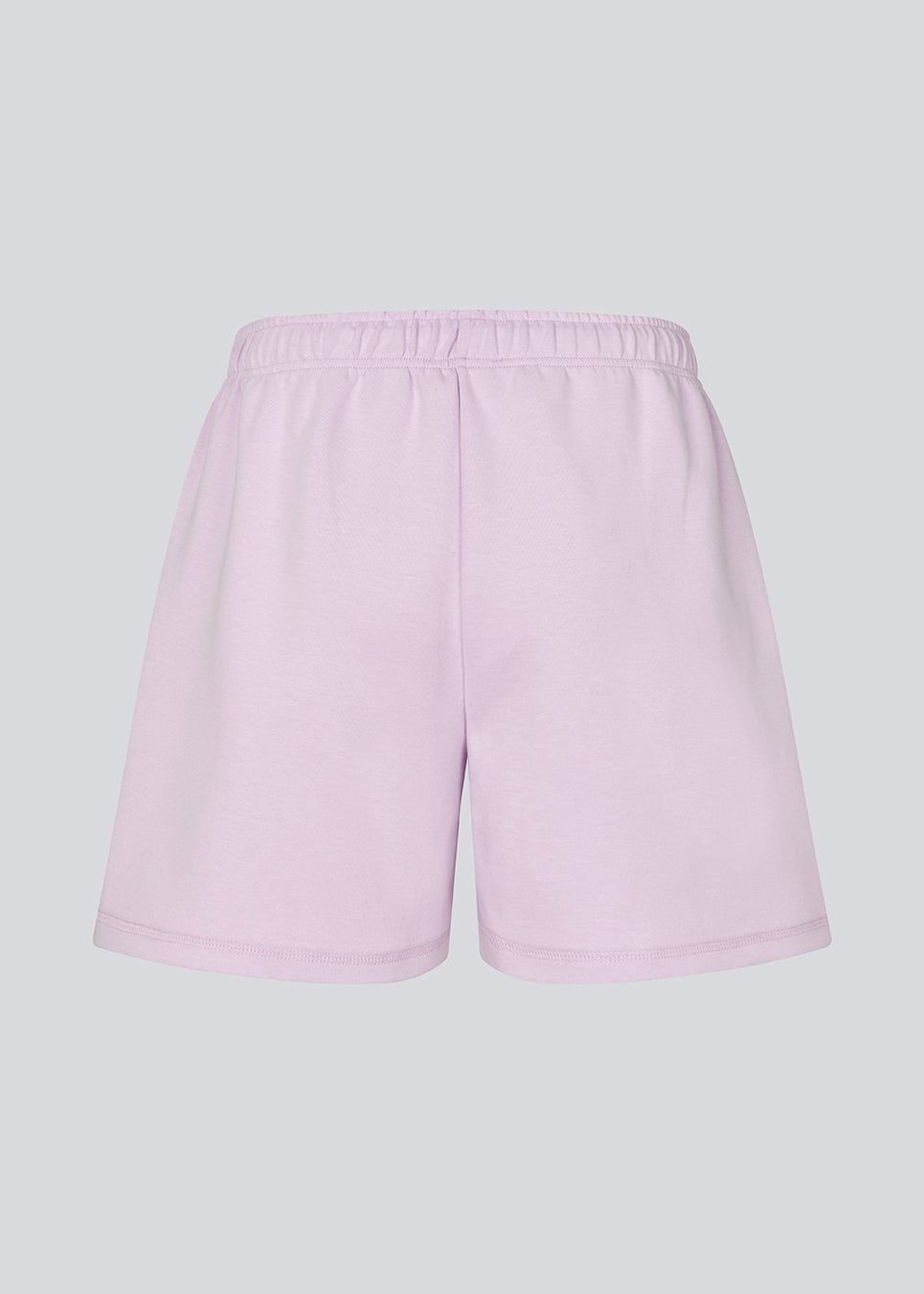 Sporty sweatshorts med logo. AifaMD Shorts er designet med sidelommer og justerbar talje med snøre. Fremstillet i 80% økologisk bomuld for komfort og et casual, sporty look.
 