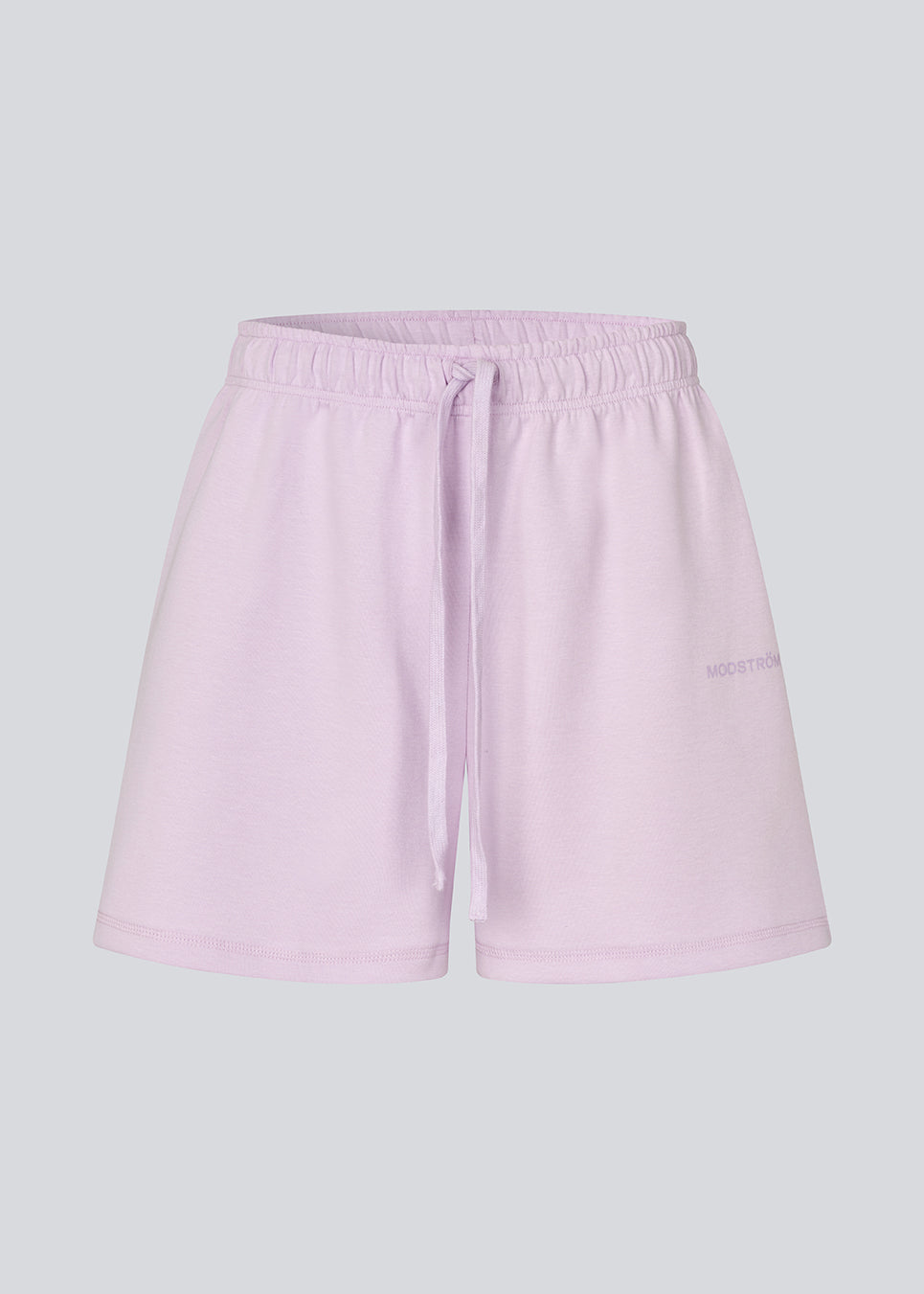 Sporty sweatshorts med logo. AifaMD Shorts er designet med sidelommer og justerbar talje med snøre. Fremstillet i 80% økologisk bomuld for komfort og et casual, sporty look.
