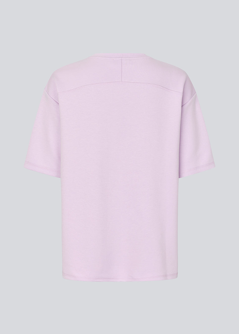 Sweatshirt i t-shirt snit med brystlogo. AifaMD SS Sweat er fremstillet i 80% økologisk bomuld. En casual og komfortabel sweatshirt med et moderne, afslappet udtryk.