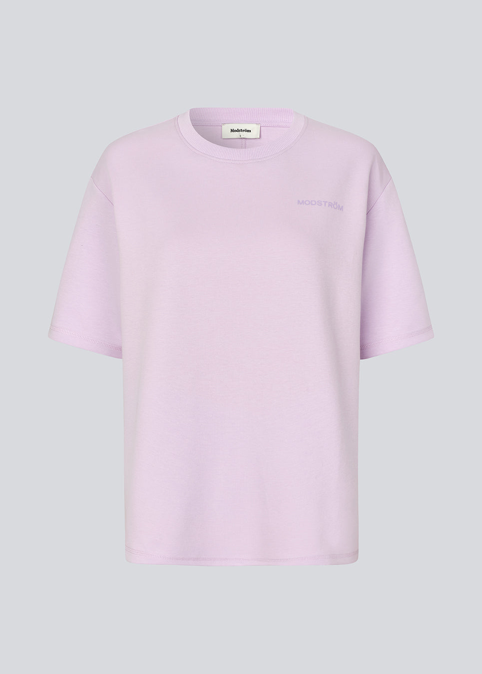 Sweatshirt i t-shirt snit med brystlogo. AifaMD SS Sweat er fremstillet i 80% økologisk bomuld. En casual og komfortabel sweatshirt med et moderne, afslappet udtryk.