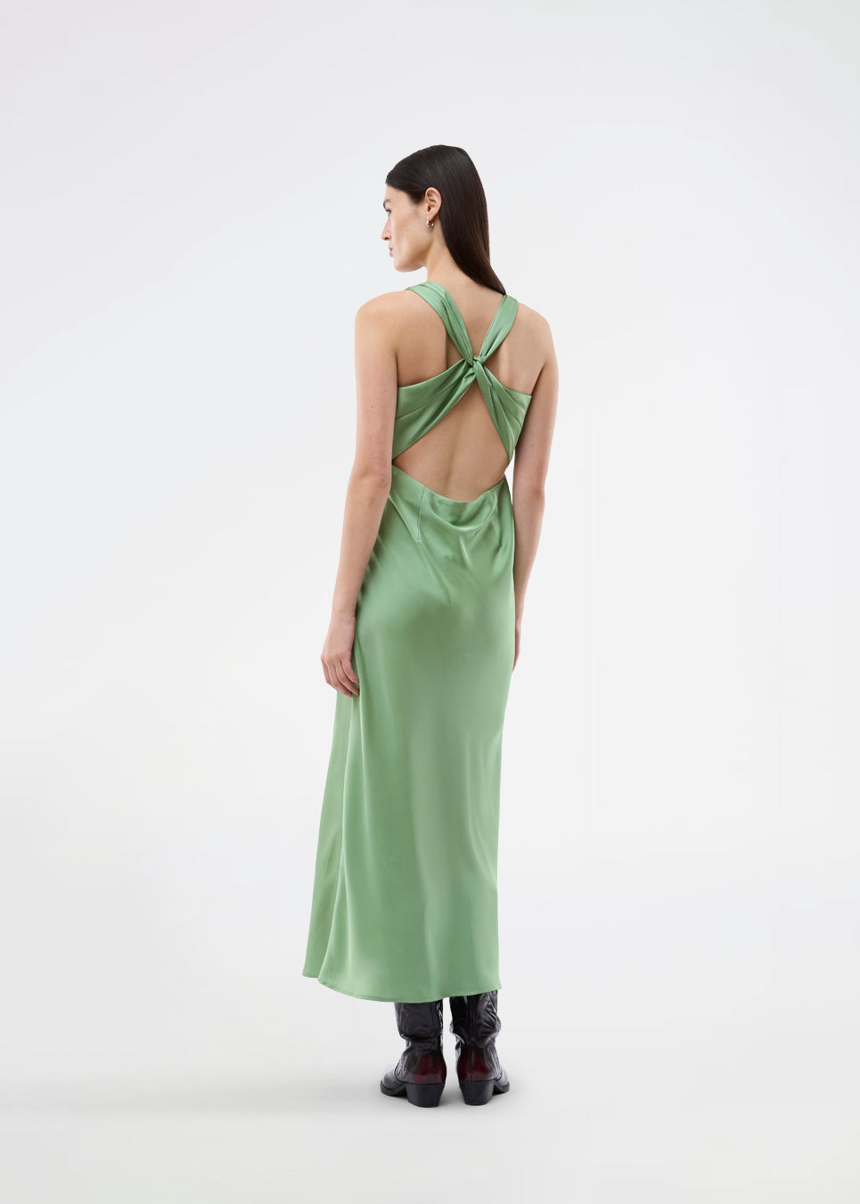 Lang kjole i glansfuld satin og åben ryg. AijaMD Dress har et feminint design med smukt fald i skørtet, figursyet talje, drapering ved brystet og en elegant kryds-ryg. Fremstillet i 100% genanvendt polyester, perfekt til både aften- og festlooks.
 
