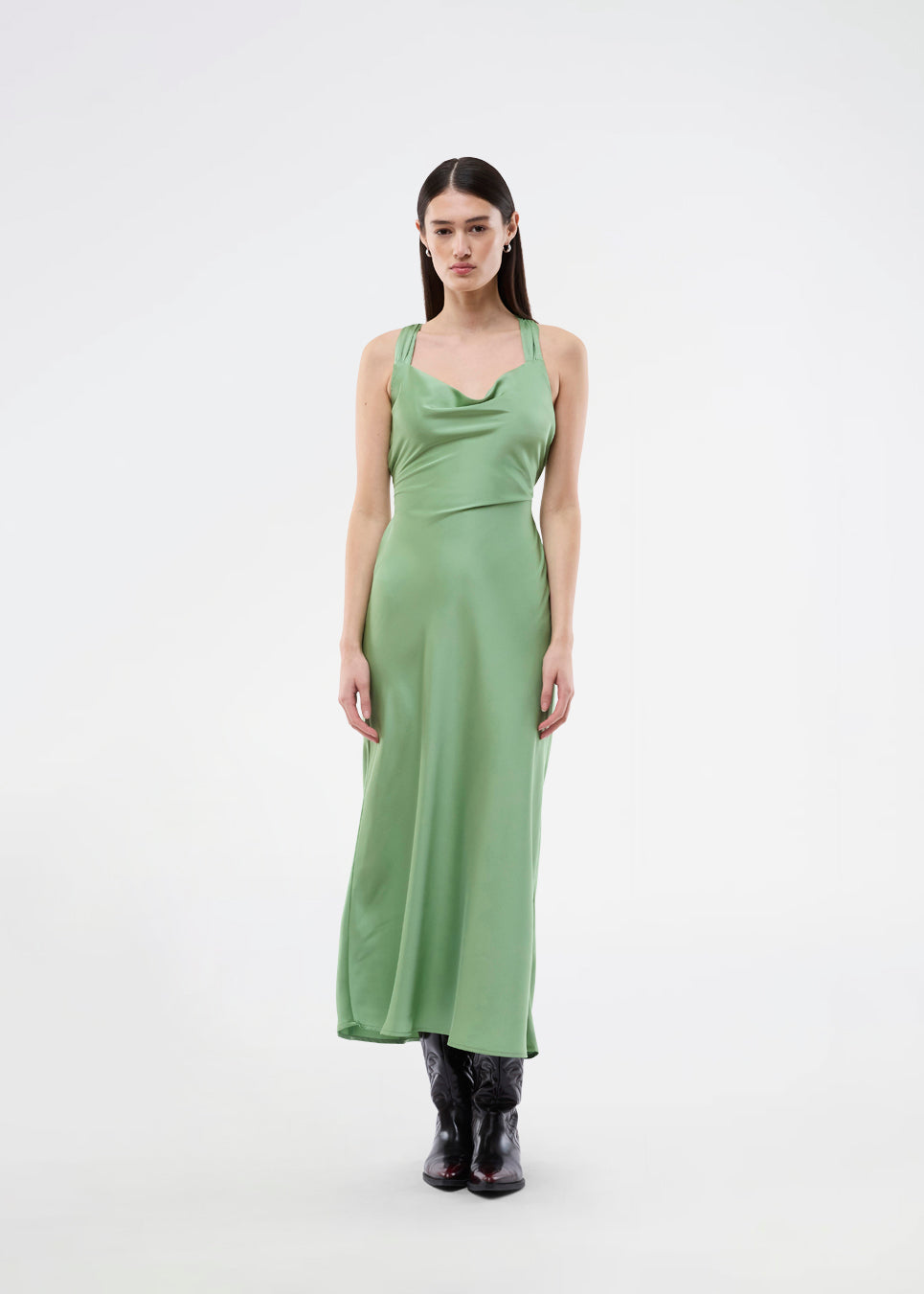 Lang kjole i glansfuld satin og åben ryg. AijaMD Dress har et feminint design med smukt fald i skørtet, figursyet talje, drapering ved brystet og en elegant kryds-ryg. Fremstillet i 100% genanvendt polyester, perfekt til både aften- og festlooks.
 