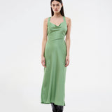 Lang kjole i glansfuld satin og åben ryg. AijaMD Dress har et feminint design med smukt fald i skørtet, figursyet talje, drapering ved brystet og en elegant kryds-ryg. Fremstillet i 100% genanvendt polyester, perfekt til både aften- og festlooks.
 