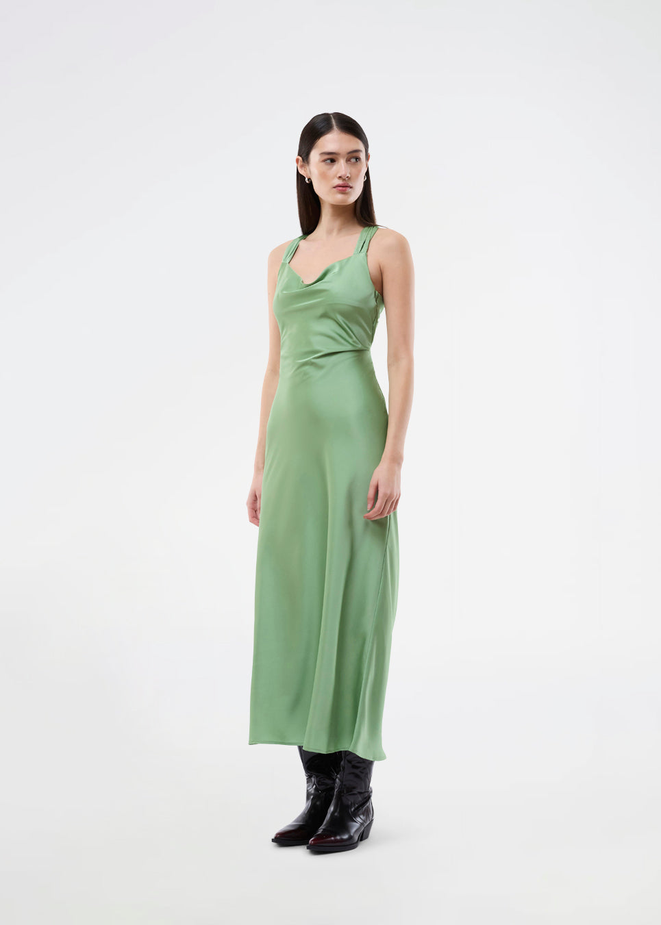 Lang kjole i glansfuld satin og åben ryg. AijaMD Dress har et feminint design med smukt fald i skørtet, figursyet talje, drapering ved brystet og en elegant kryds-ryg. Fremstillet i 100% genanvendt polyester, perfekt til både aften- og festlooks.
 