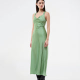 Lang kjole i glansfuld satin og åben ryg. AijaMD Dress har et feminint design med smukt fald i skørtet, figursyet talje, drapering ved brystet og en elegant kryds-ryg. Fremstillet i 100% genanvendt polyester, perfekt til både aften- og festlooks.
 