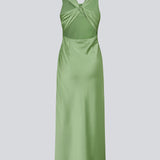 Lang kjole i glansfuld satin og åben ryg. AijaMD Dress har et feminint design med smukt fald i skørtet, figursyet talje, drapering ved brystet og en elegant kryds-ryg. Fremstillet i 100% genanvendt polyester, perfekt til både aften- og festlooks.
 