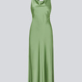 Lang kjole i glansfuld satin og åben ryg. AijaMD Dress har et feminint design med smukt fald i skørtet, figursyet talje, drapering ved brystet og en elegant kryds-ryg. Fremstillet i 100% genanvendt polyester, perfekt til både aften- og festlooks.
 