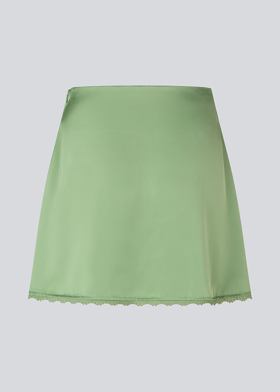 Mininederdel i glansfuld satin. AijaMD Skirt har feminine detaljer som blondekant i enden og et figursyet snit, der går let ud i bunden. Nederdelen har en diskret lynlåslukning i siden og er fremstillet i 100% genanvendt polyester.
