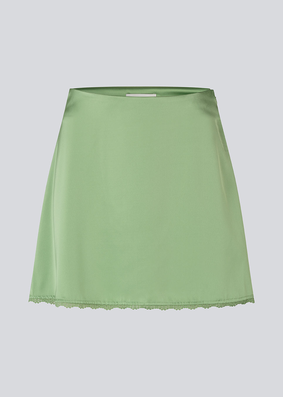 Mininederdel i glansfuld satin. AijaMD Skirt har feminine detaljer som blondekant i enden og et figursyet snit, der går let ud i bunden. Nederdelen har en diskret lynlåslukning i siden og er fremstillet i 100% genanvendt polyester.