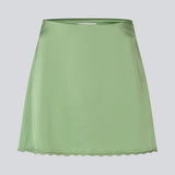 Mininederdel i glansfuld satin. AijaMD Skirt har feminine detaljer som blondekant i enden og et figursyet snit, der går let ud i bunden. Nederdelen har en diskret lynlåslukning i siden og er fremstillet i 100% genanvendt polyester.