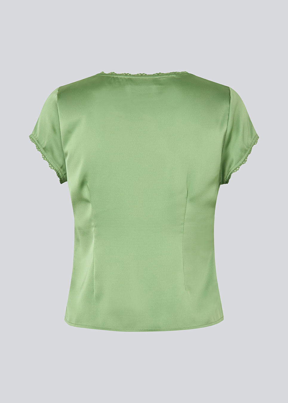 Feminin kortærmet top i glansfuld satin. AijaMD Top har fine detaljer som blondekanter, V-udskæring, let puf under brystet og sløjfedetalje. Fremstillet i 100% genanvendt polyester, perfekt til både elegante og afslappede looks.