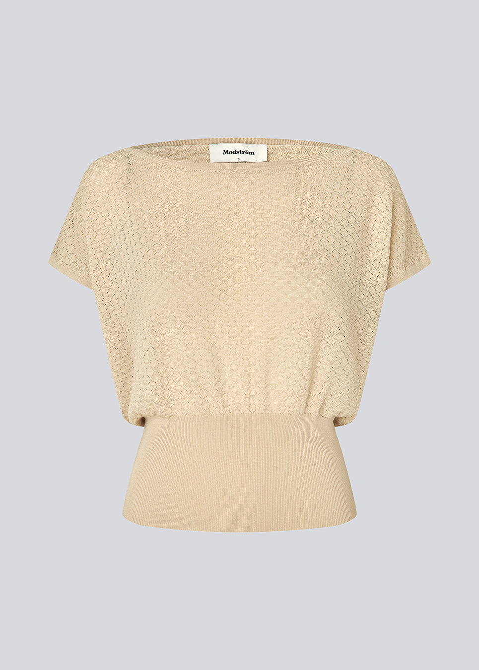 Feminin top med markeret talje. AjaMD Top har korte ærmer og båd-halsudskæring. Den er designet i elastisk stof med hulmønster og ribkanter, der giver et moderne og feminint look.