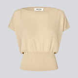 Feminin top med markeret talje. AjaMD Top har korte ærmer og båd-halsudskæring. Den er designet i elastisk stof med hulmønster og ribkanter, der giver et moderne og feminint look.