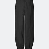 Sorte ballonbukser i 100% økologisk bomuld. AkselMD Pants er designet med sidelommer og elastik i taljen samt ved anklerne, hvilket skaber en ballon-effekt. Et par chic og stilrene bukser, perfekte til både hverdag og mere dressed-up looks.