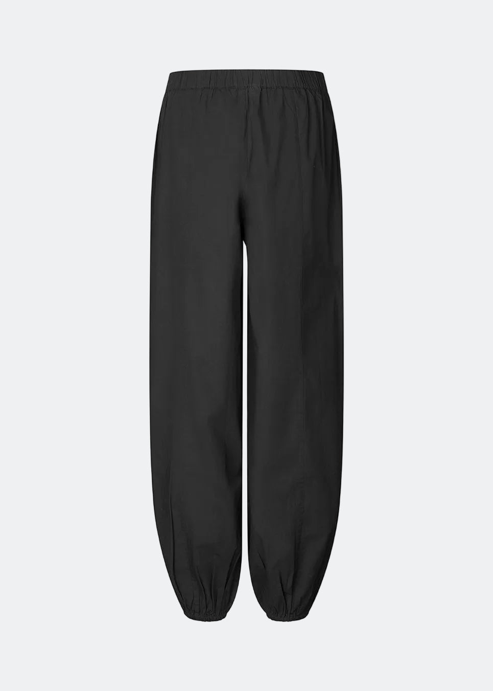 Sorte ballonbukser i 100% økologisk bomuld. AkselMD Pants er designet med sidelommer og elastik i taljen samt ved anklerne, hvilket skaber en ballon-effekt. Et par chic og stilrene bukser, perfekte til både hverdag og mere dressed-up looks.