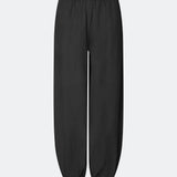 Sorte ballonbukser i 100% økologisk bomuld. AkselMD Pants er designet med sidelommer og elastik i taljen samt ved anklerne, hvilket skaber en ballon-effekt. Et par chic og stilrene bukser, perfekte til både hverdag og mere dressed-up looks.