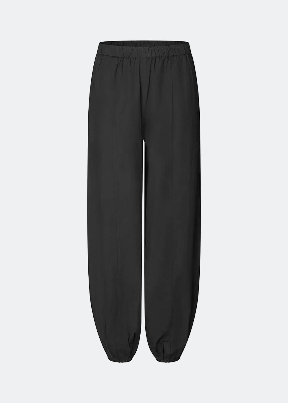 Sorte ballonbukser i 100% økologisk bomuld. AkselMD Pants er designet med sidelommer og elastik i taljen samt ved anklerne, hvilket skaber en ballon-effekt. Et par chic og stilrene bukser, perfekte til både hverdag og mere dressed-up looks.