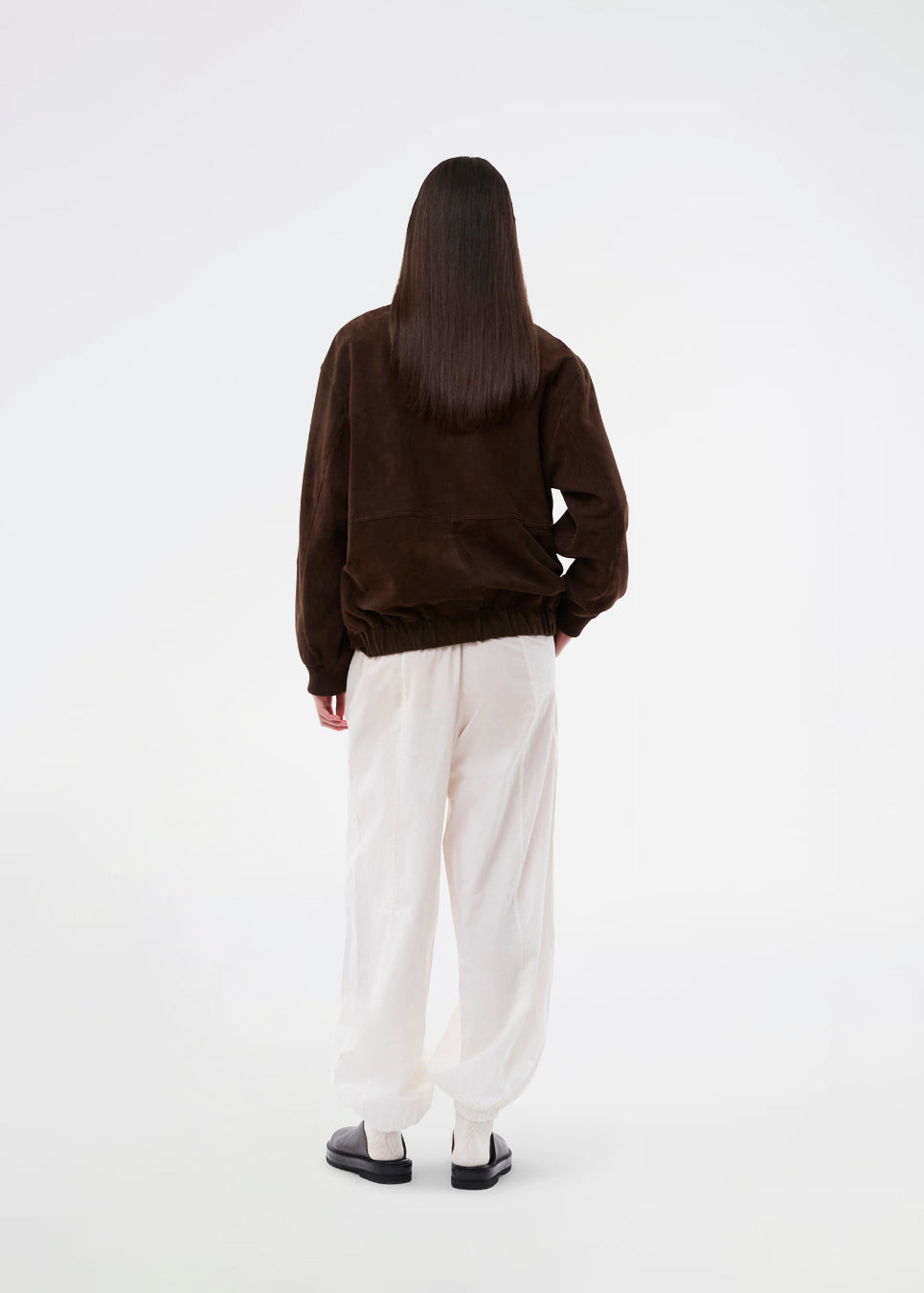 Hvide ballonbukser i 100% økologisk bomuld. AkselMD Pants er designet med sidelommer og elastik i taljen samt ved anklerne, hvilket skaber en ballon-effekt. Et par chic og stilrene bukser, perfekte til både hverdag og mere dressed-up looks.