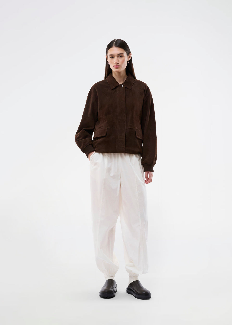 Hvide ballonbukser i 100% økologisk bomuld. AkselMD Pants er designet med sidelommer og elastik i taljen samt ved anklerne, hvilket skaber en ballon-effekt. Et par chic og stilrene bukser, perfekte til både hverdag og mere dressed-up looks.&nbsp;